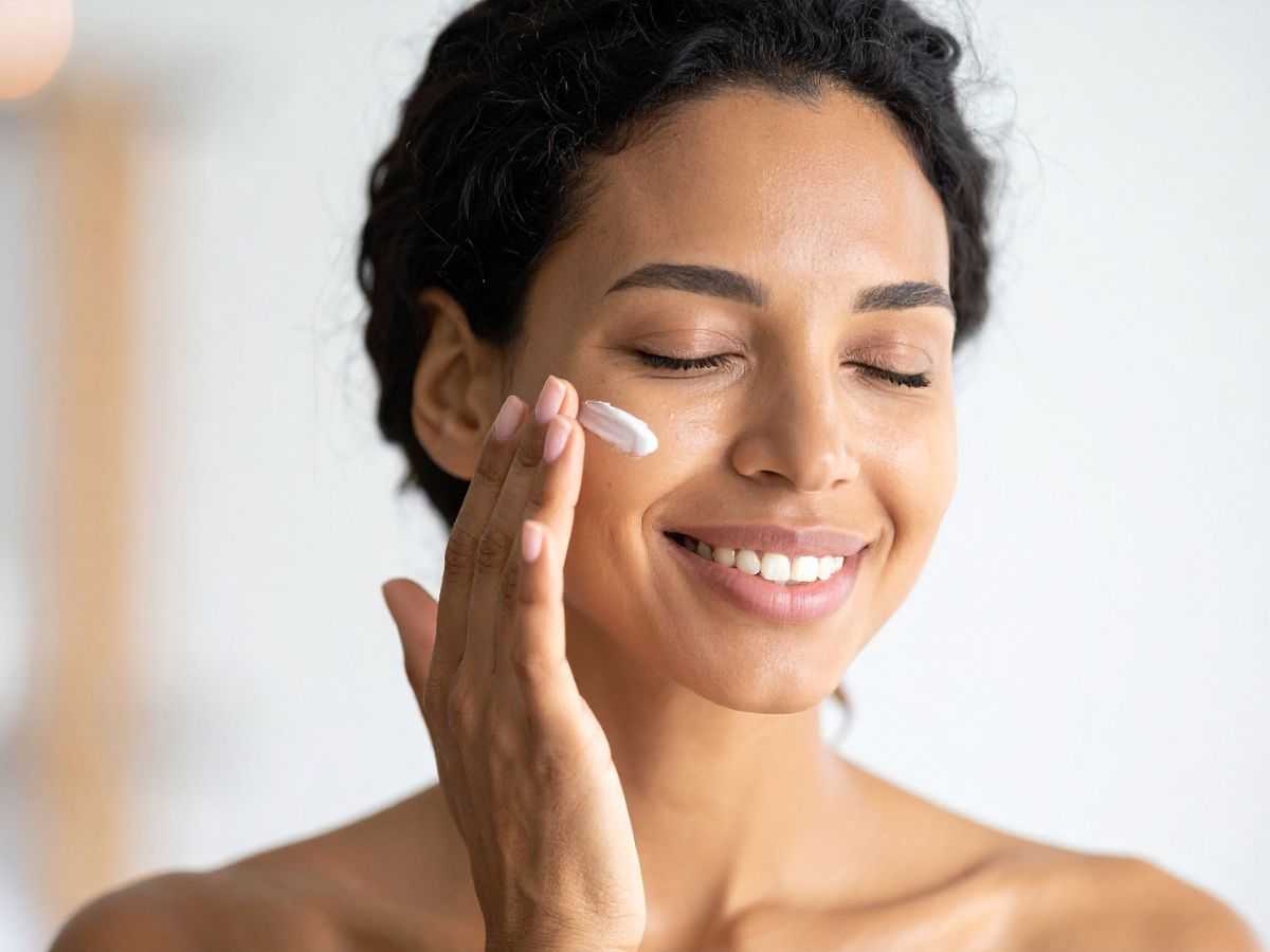 donna spalma crema sul viso