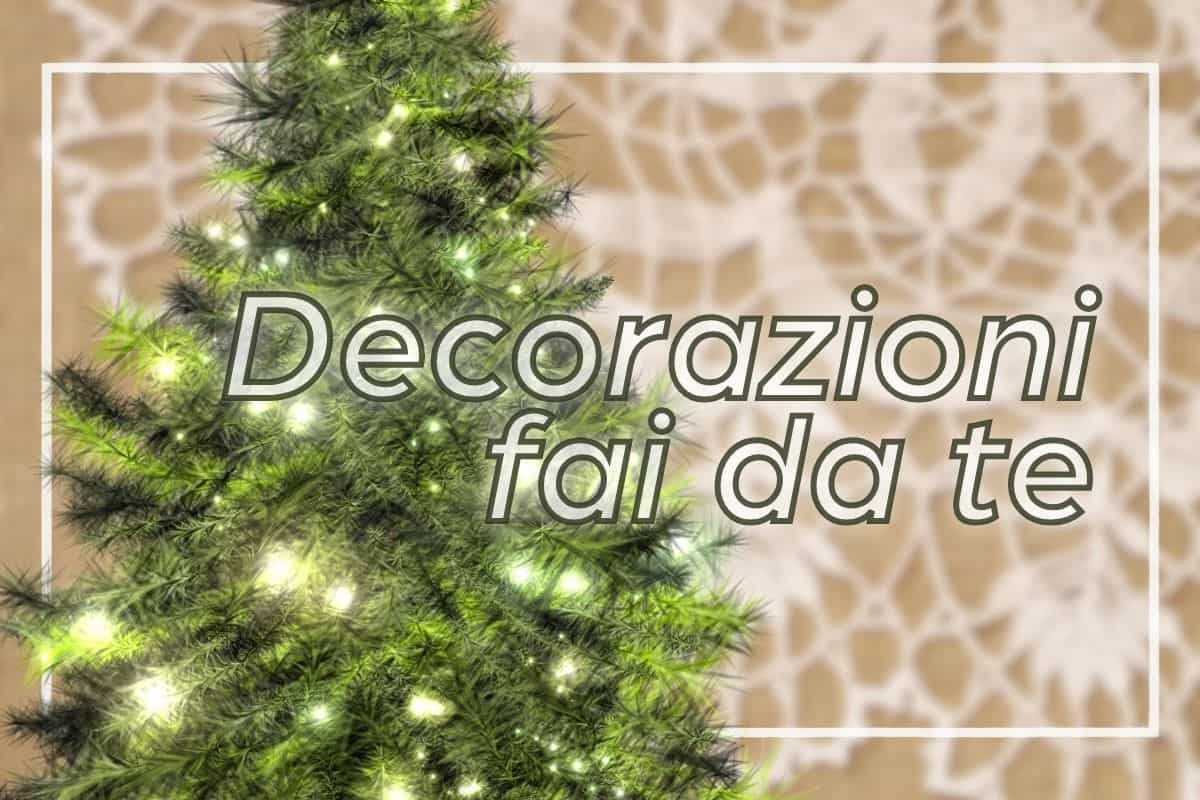 Albero di Natale primo piano e centrino sfocato in secondo piano