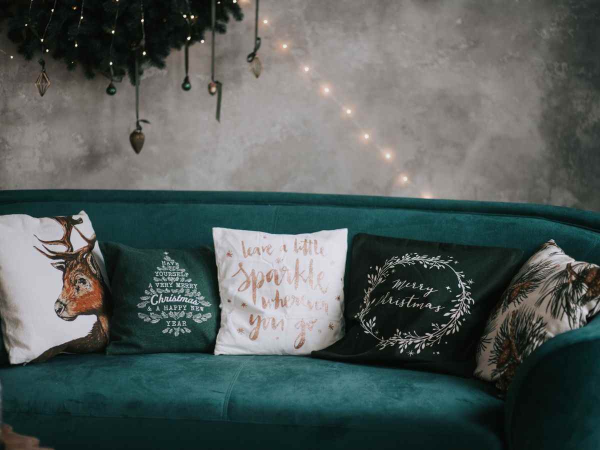 divano verde ottanio e cuscini natalizi
