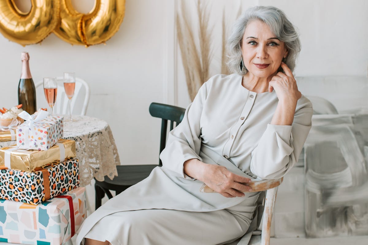 donna seduta sul divano