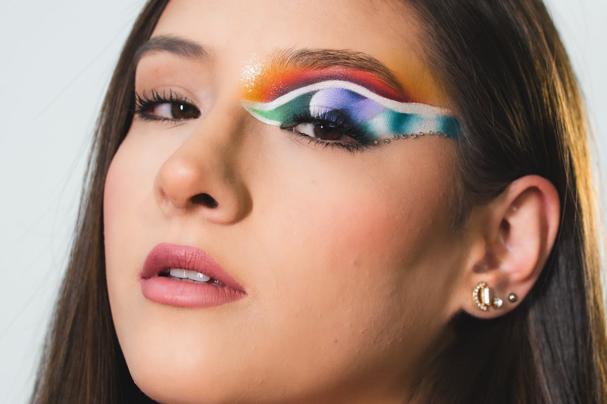 donna asiatica con ombretto