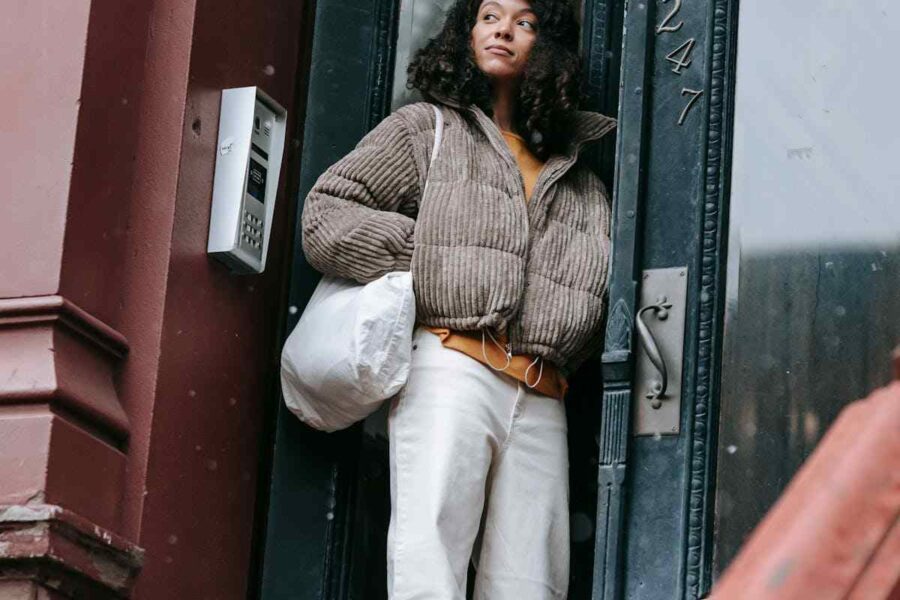 donna con giacca e pantaloni in lana