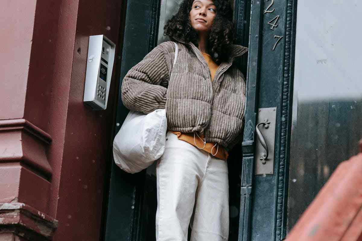 Ultime tendenze dicembre 2025: pantaloni di lana, ecco a chi stanno bene