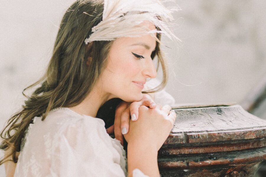 donna con piume sulla testa