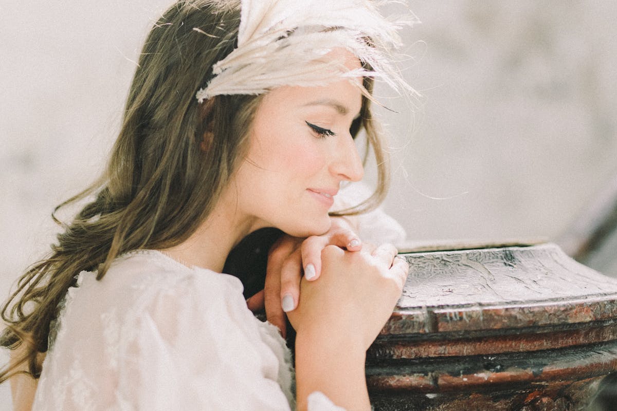 Tendenze moda 2025-2026: spopolano le piume, ecco tutto ciò che c’è da sapere e i capi più chic