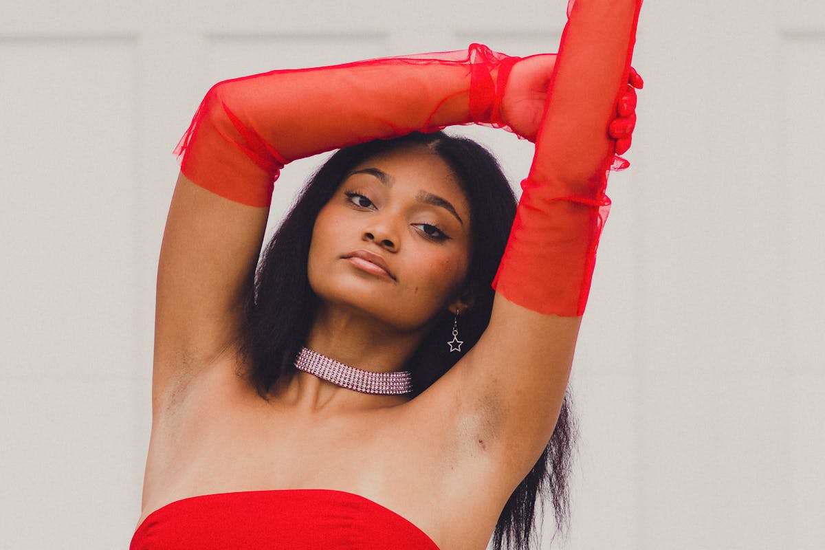 donna di colore con vestito rosso