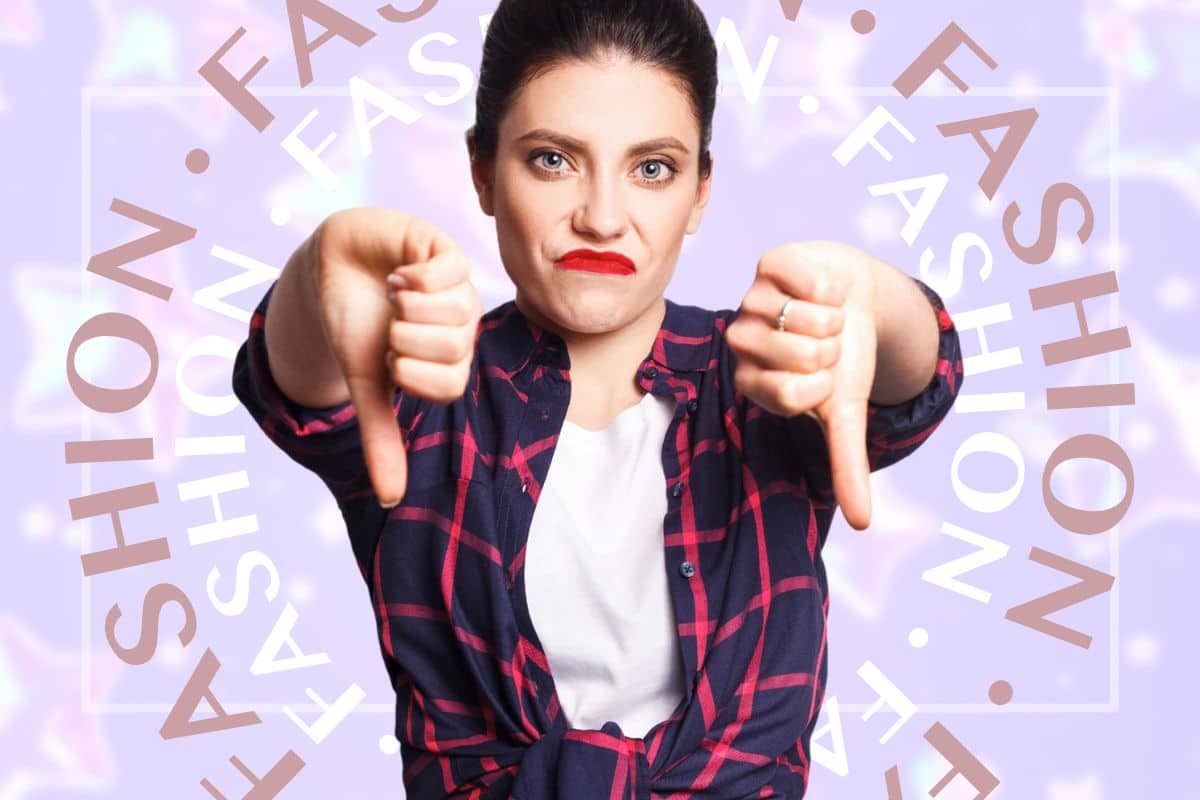 Donna con pollici in giù