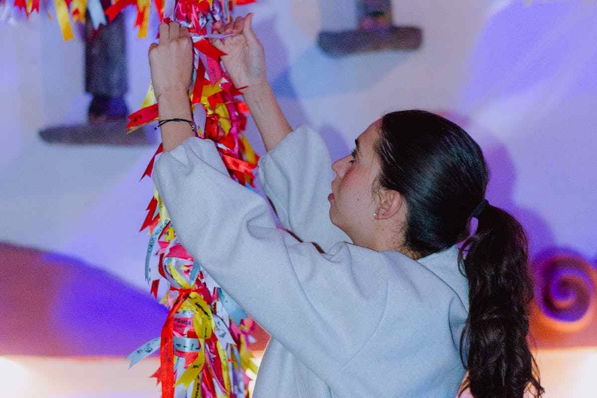 donna che mette festoni