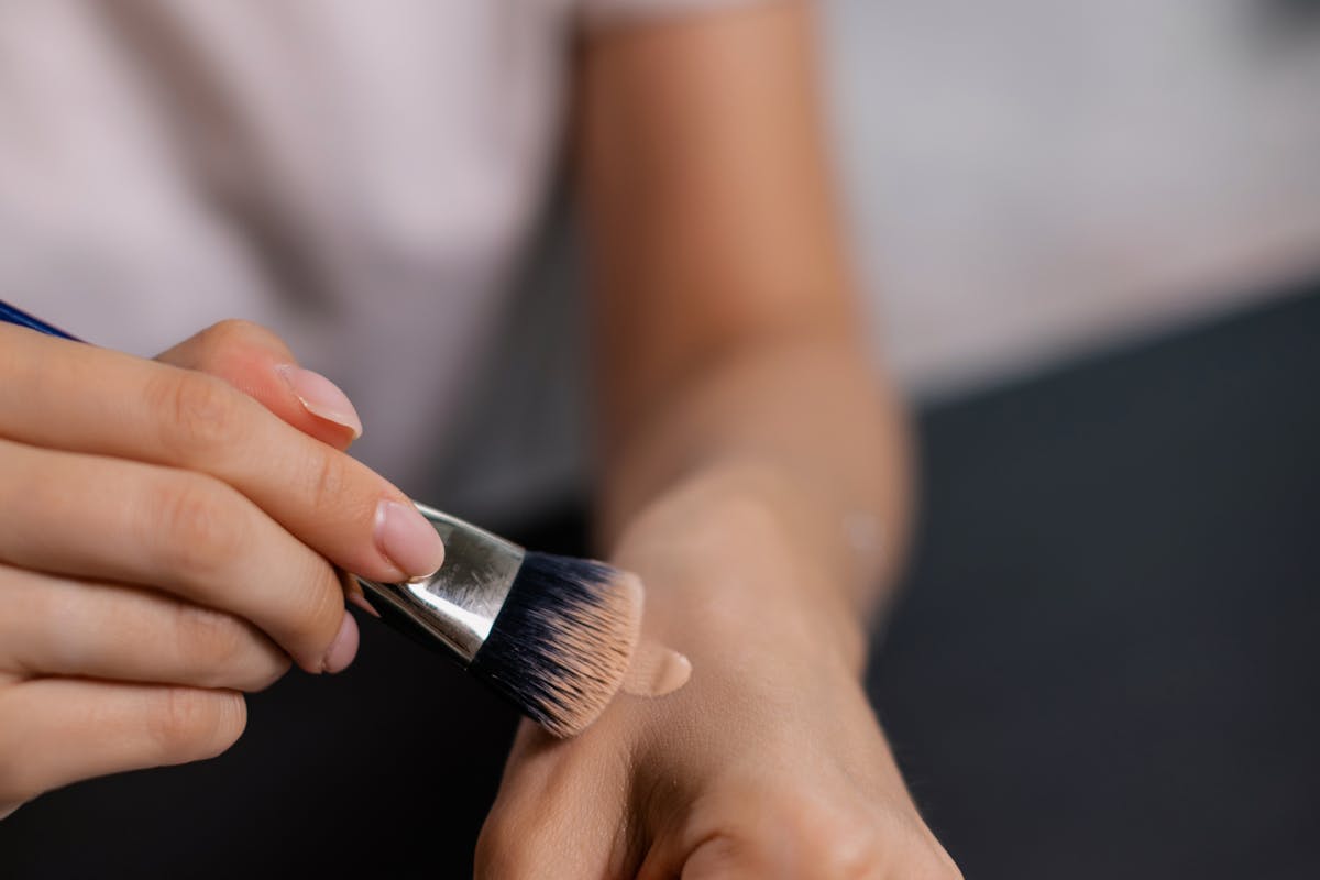 fondotinta steso su mano