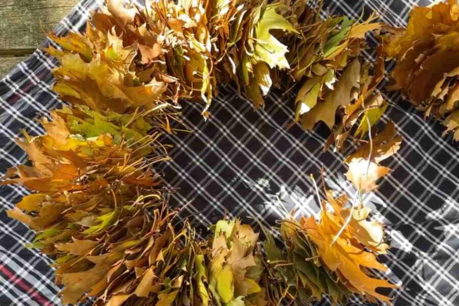 una ghirlanda con delle foglie secche