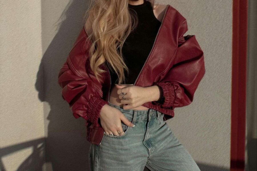 ragazza in posa con giacca rossa