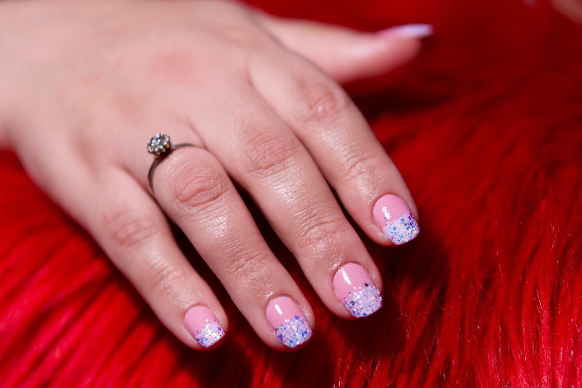 unghie nude con glitter