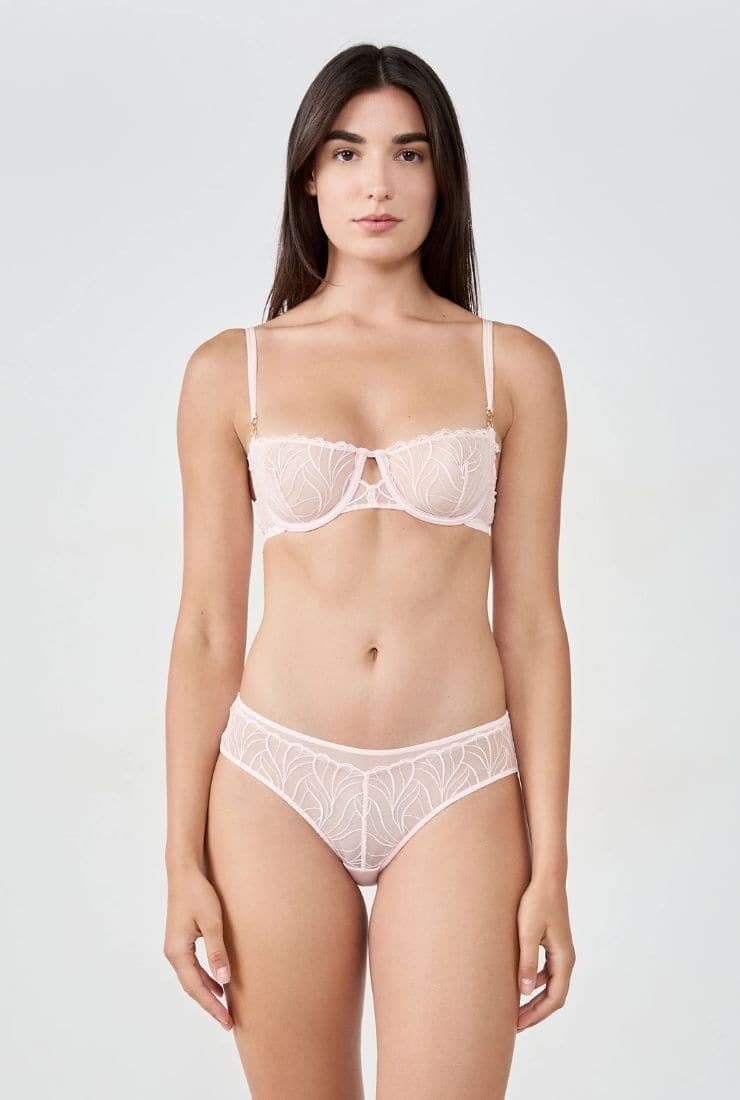 Donna con completo intimo nude