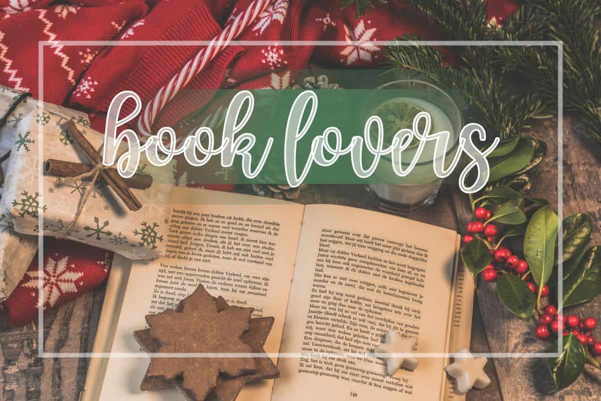 primo piano libro e decori natalizi