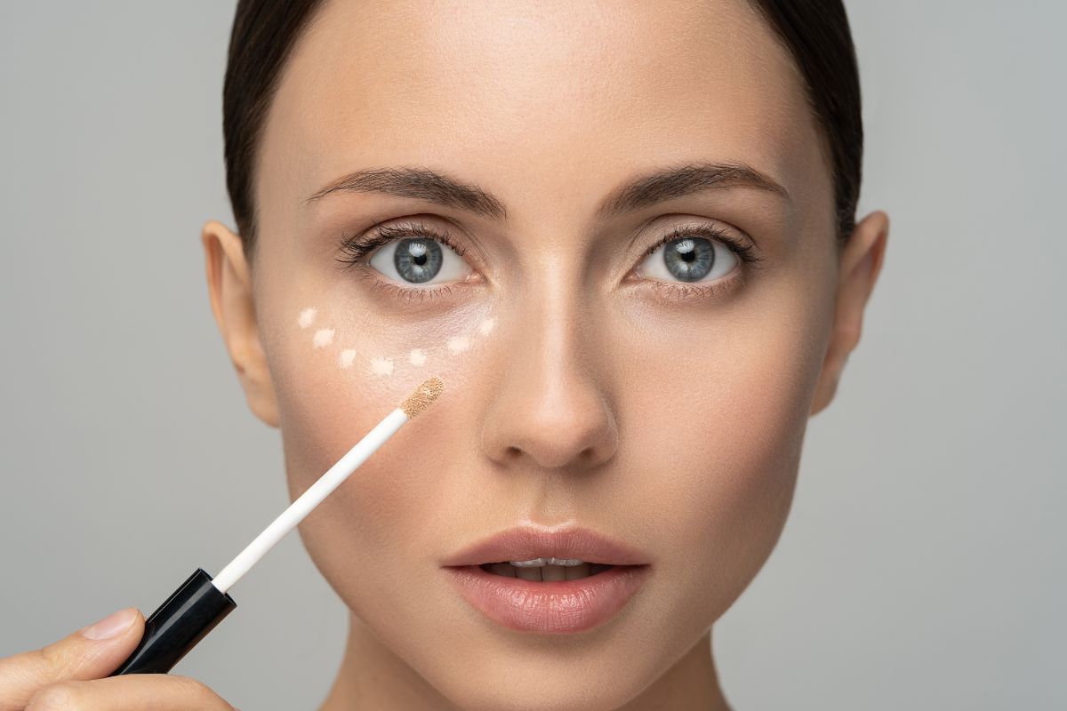 ragazza che applica correttore