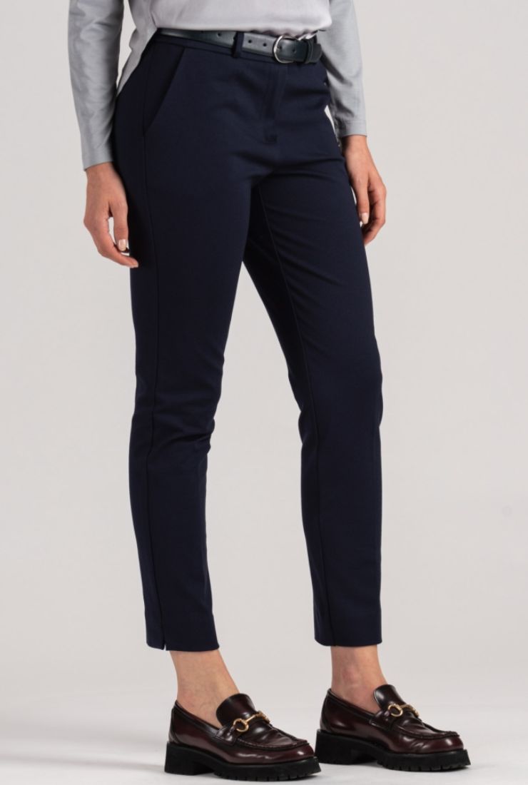donna con pantaloni a sigaretta blu