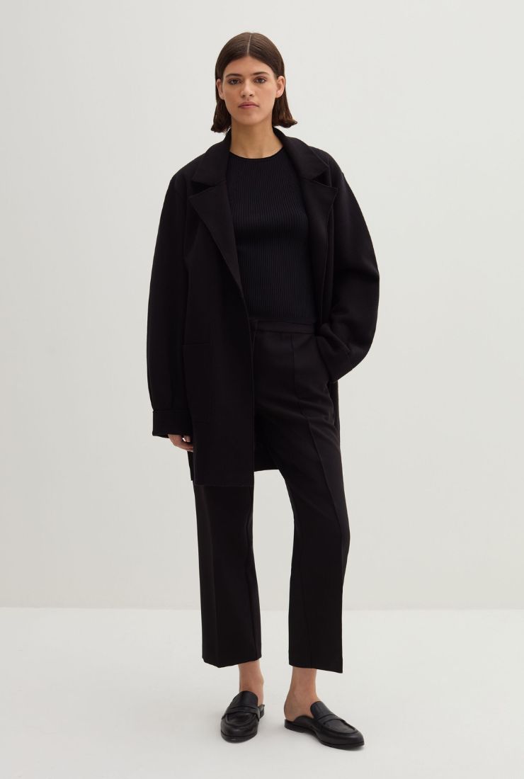 Donna con pantaloni a sigaretta nero