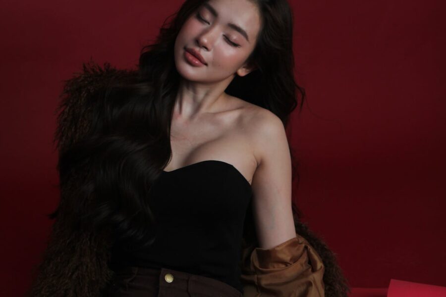 donna asiatica con pelliccia nera finta