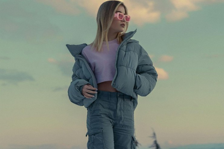 ragazza con piumino in posa