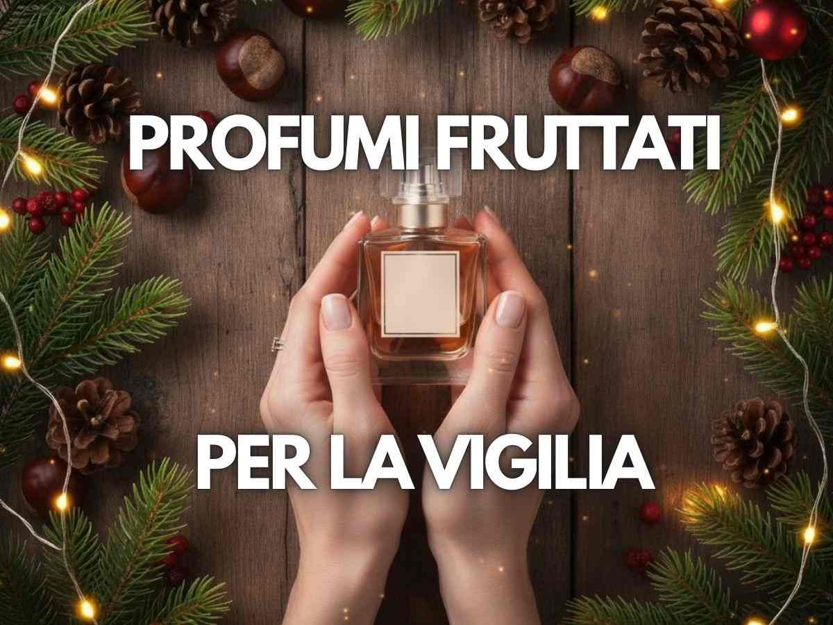 mani di donna tengono una boccetta di profumo in uno sfondo natalizio