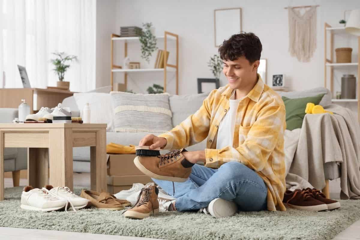 ragazzo che pulisce scarpe