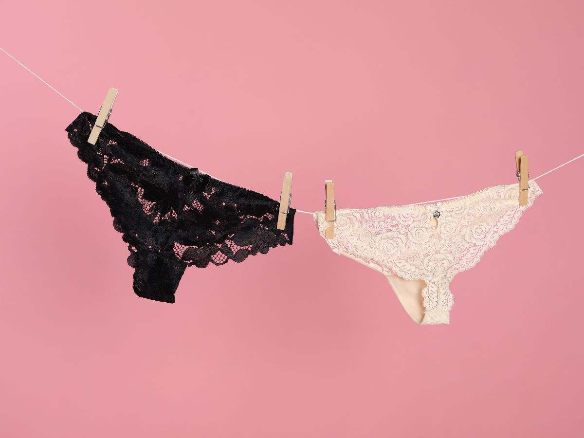 biancheria intima stesa