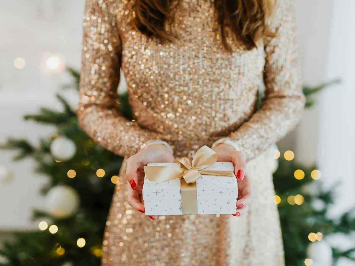 ragazza con pacco regalo in mano