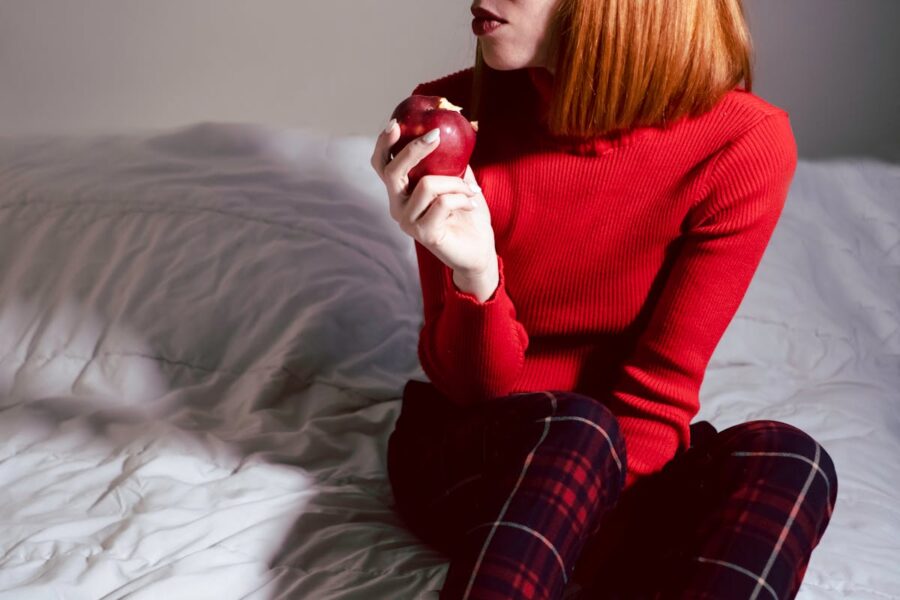 donna seduta con pantaloni scozzesi