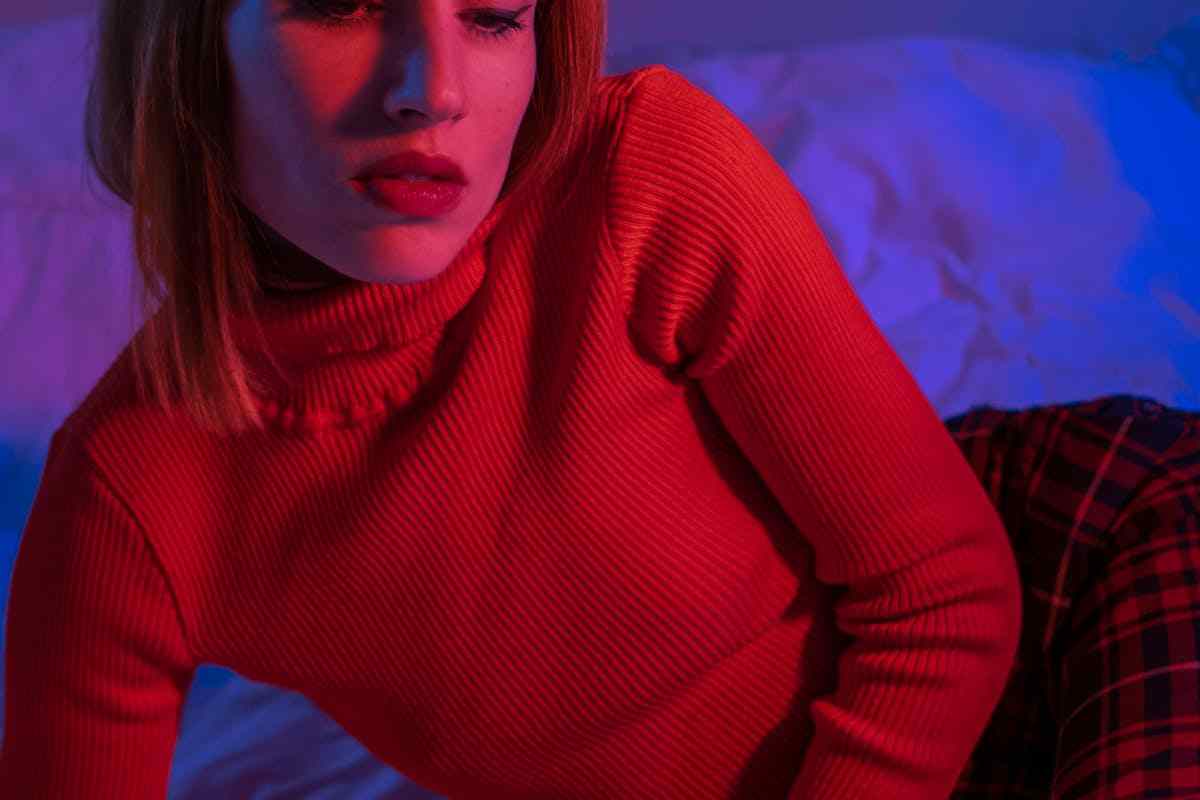 donna con maglia rossa