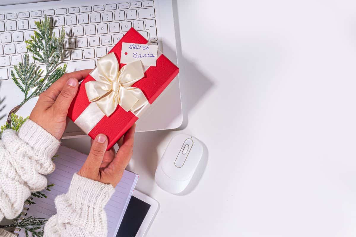 pacco di Natale con scritta Secret Santa
