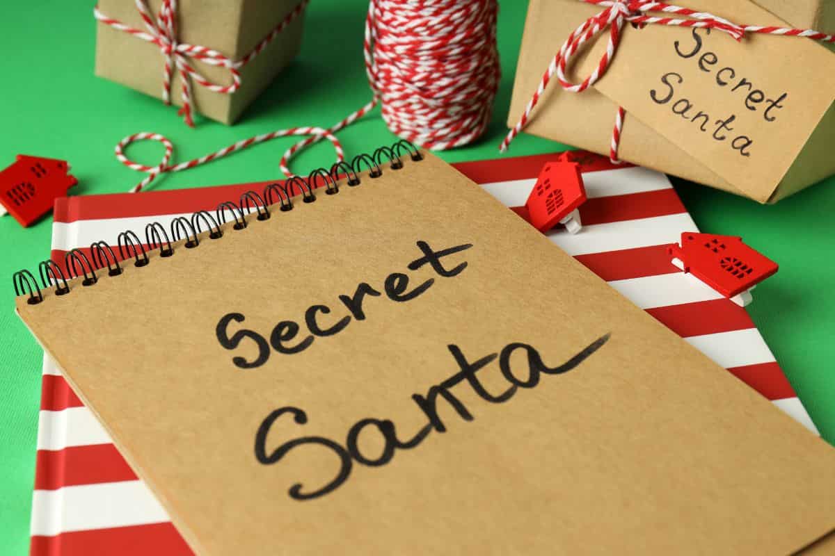 pacco di Natale con scritta Secret Santa