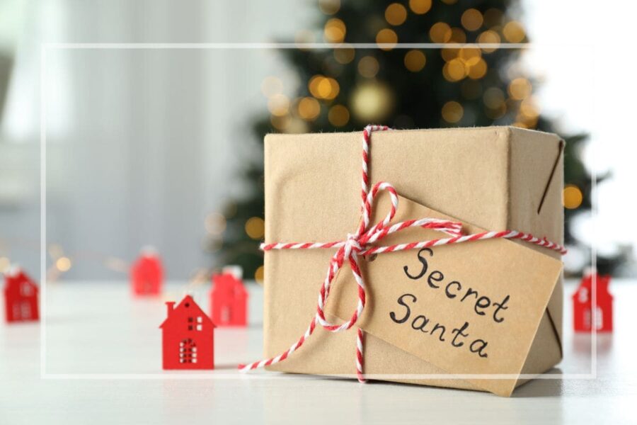 pacco di Natale con scritta Secret Santa
