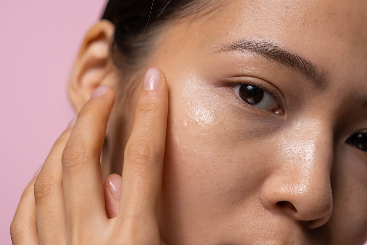 donna con siero su viso