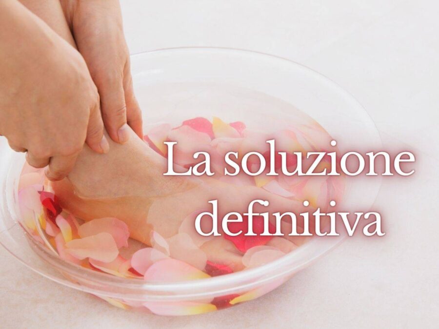 donna con piedi a bagno in una bacinella con petali di rosa