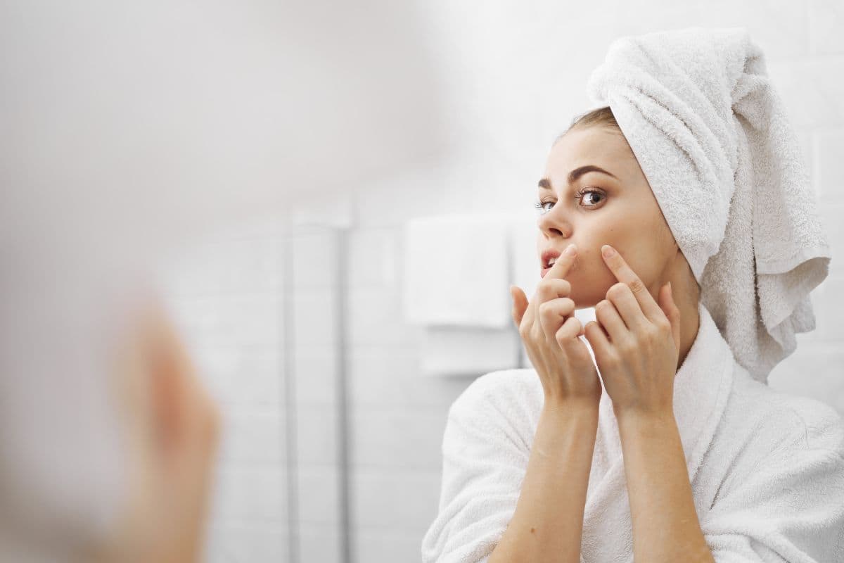 Ragazza che schiaccia brufolo