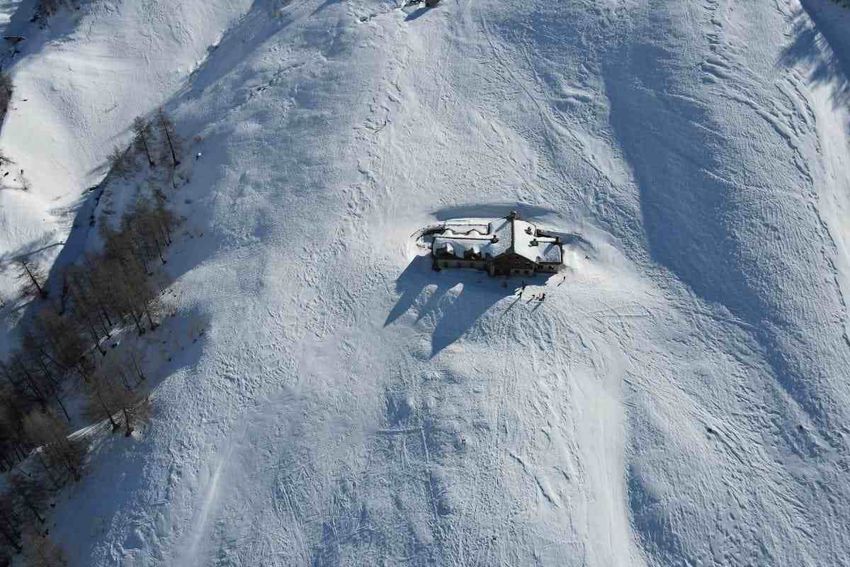 chalet in mezzo alla neve