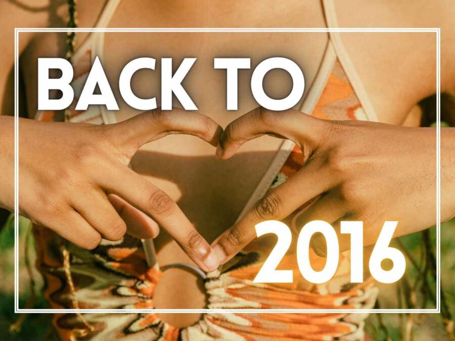 donna fa cuore con le dita