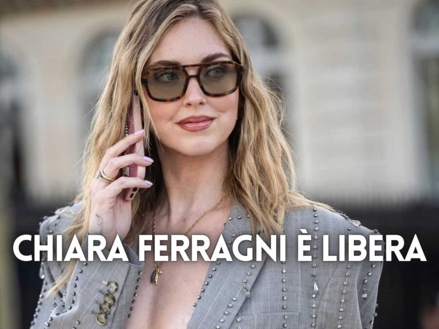 chiara ferragni col cellulare poggiato all'orecchio