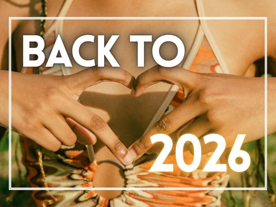 ragazza fa cuore con le dita