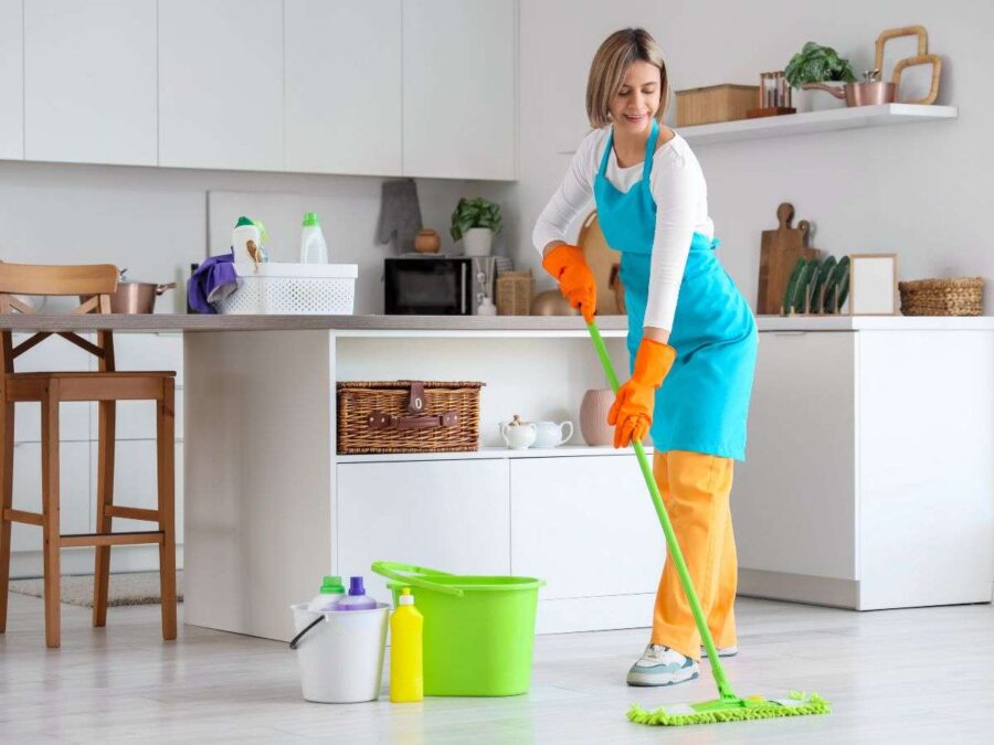 donna pulisce pavimento