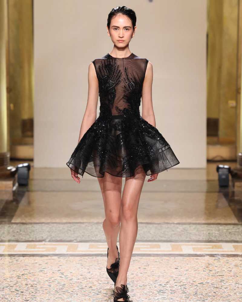 modella sfila con abito in tulle e crine gonna a balze di antonio riva milano