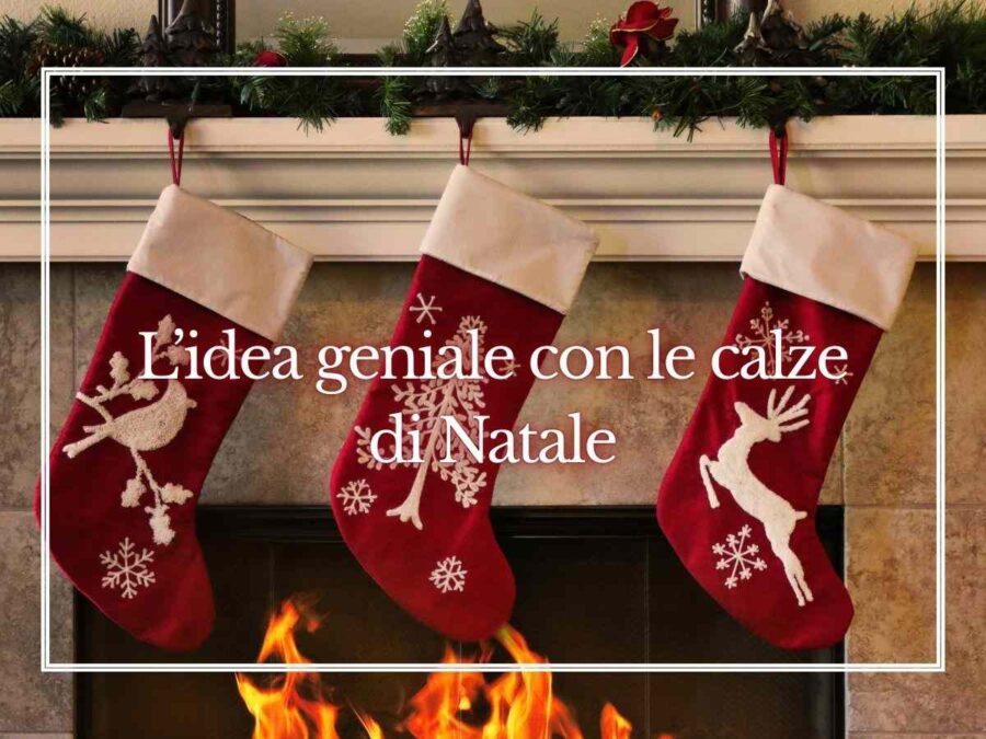 calze di natale appese su un camino