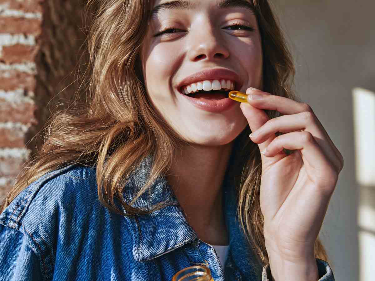 donna prende integratore per capelli