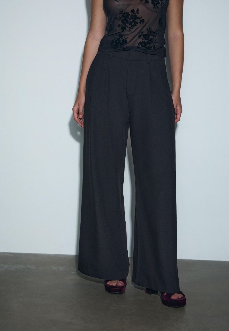 pantalone con pinces centrali e gambe morbide a zampa stradivarius