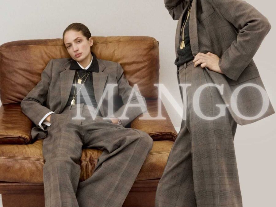 modella indossa pantalone mango a quadri