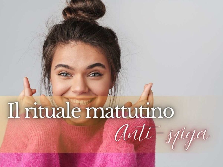 donna con dita incrociate sorridente