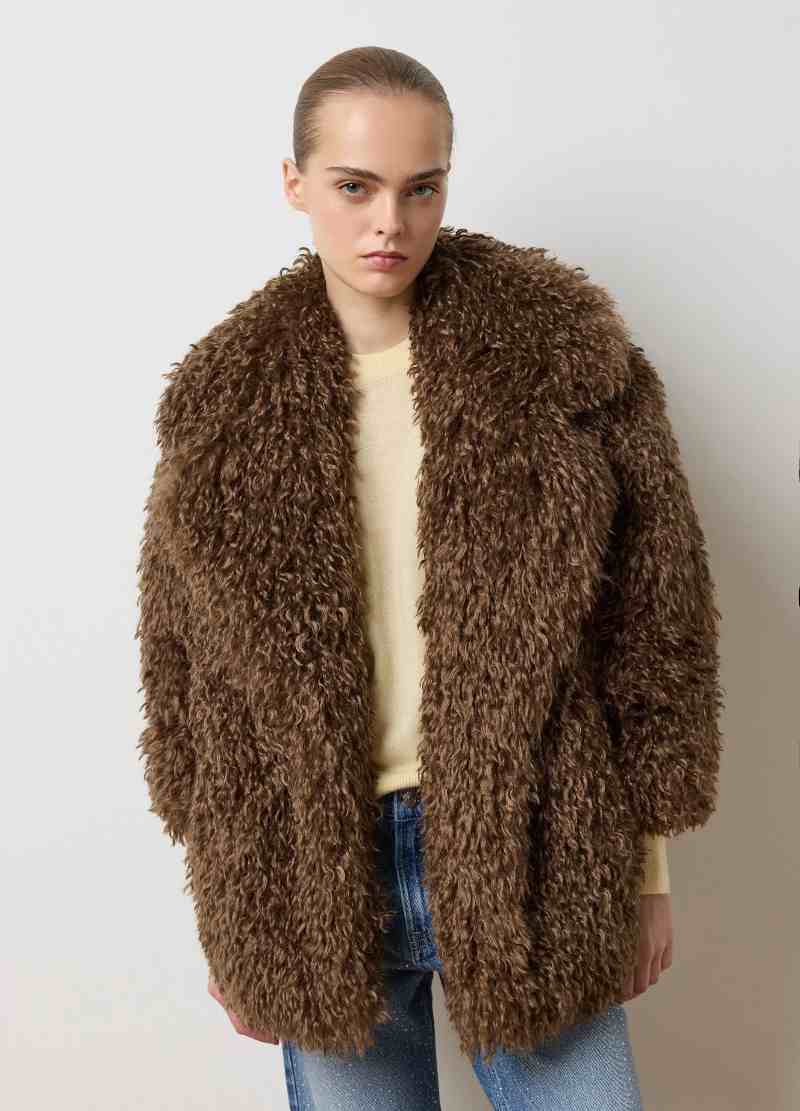 modella indossa giacca fur marrone scuro di ovs