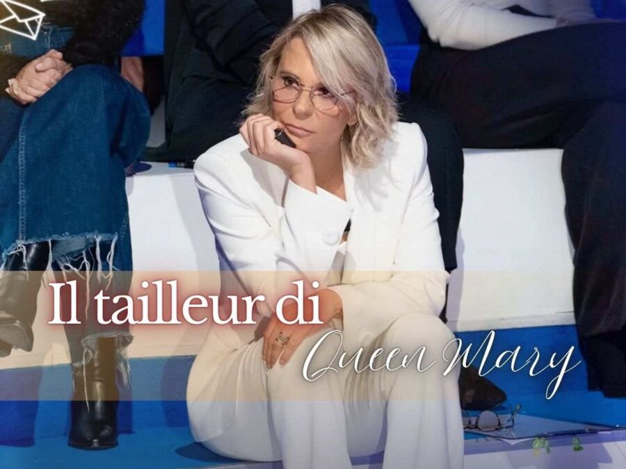 maria de filippi seduta sulle scalinate dello studio di c'è posta per te