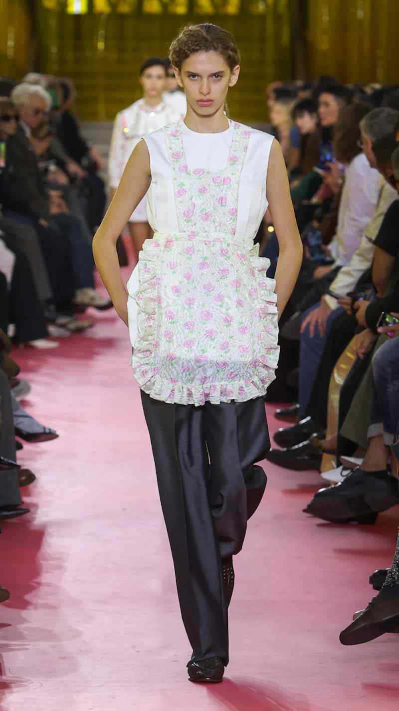 modella sfila con grembiule bianco a fiori miu miu