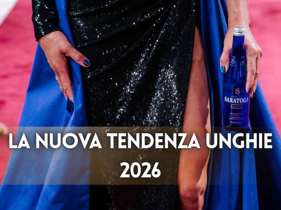 donna con abito da sera e unghie corte blu acceso